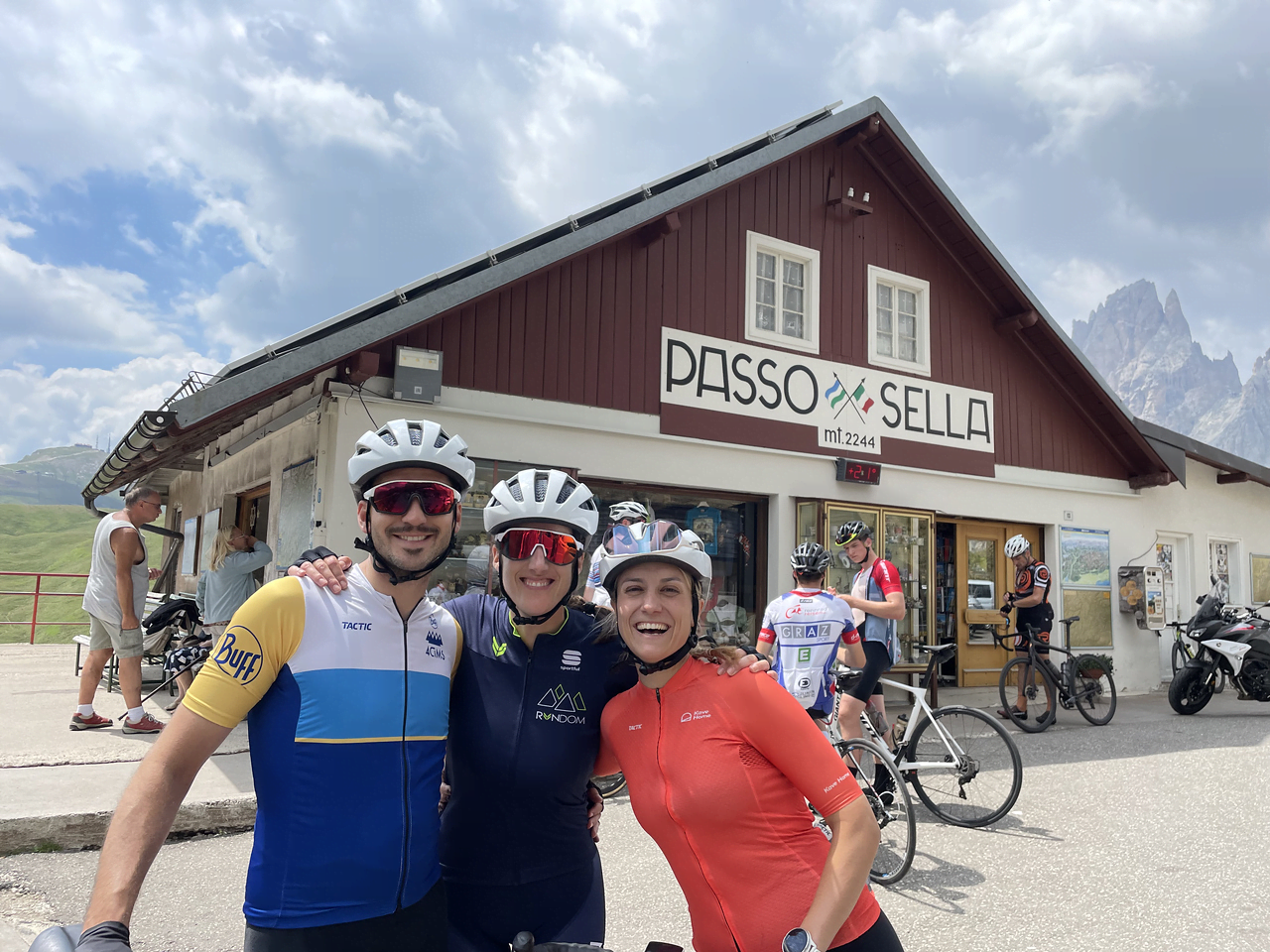 DL:Group shot on Passo Sella